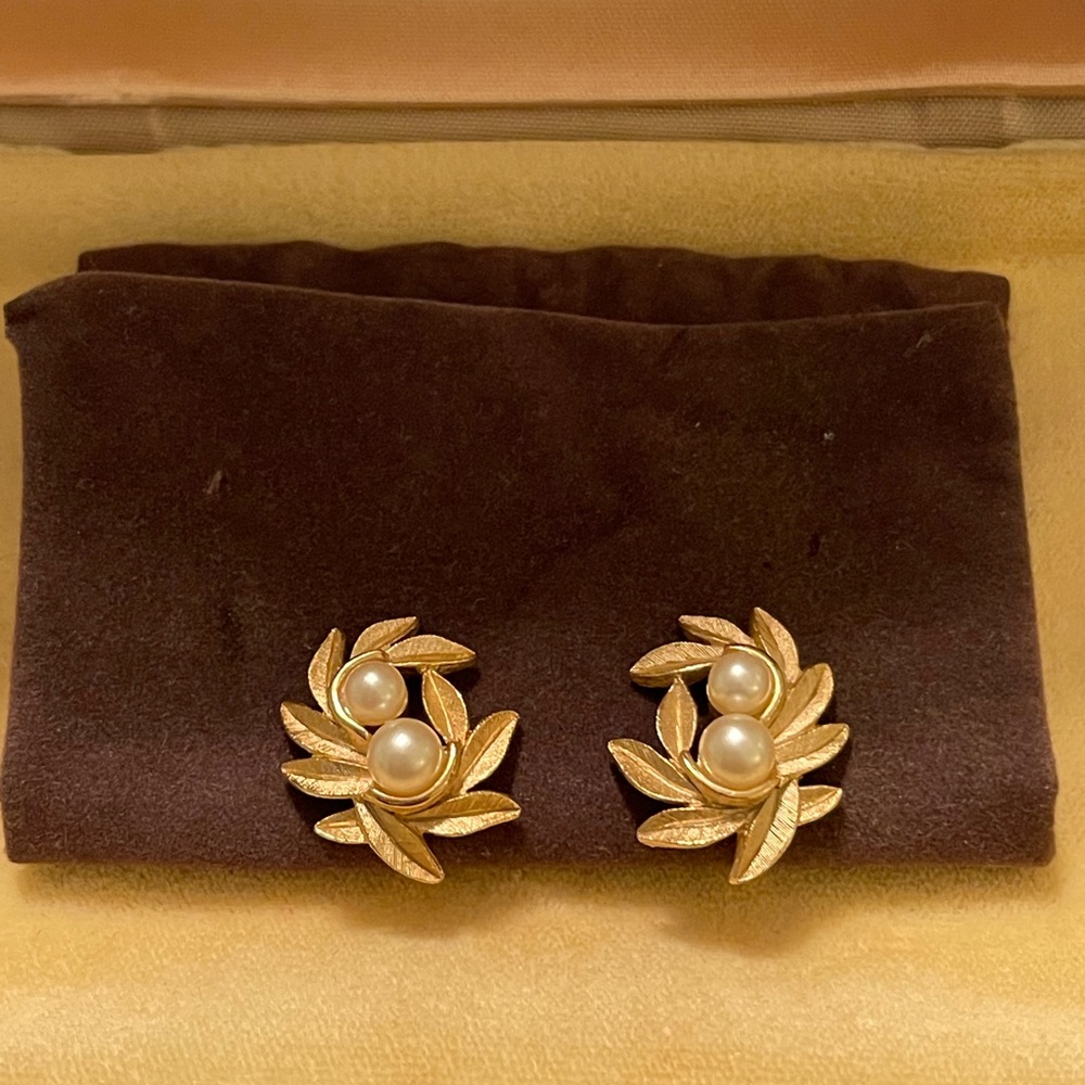 AVON 1971 Evening Creation series clip-on earrings Gold Metal with Pearls